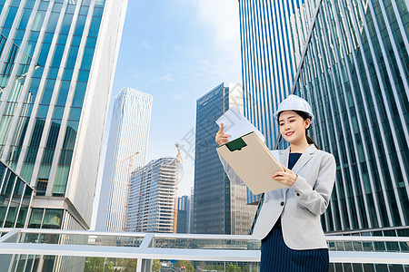 女性建筑工程师美女户外办公图片