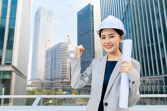 女性建筑工程师户外拿图纸图片