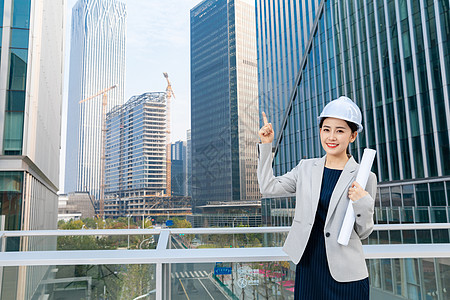 女性建筑工程师户外拿图纸高清图片