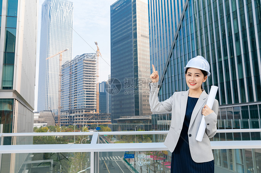 女性建筑工程师户外拿图纸图片