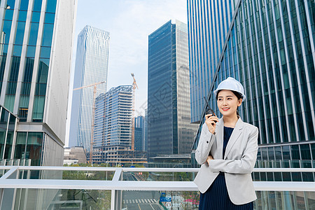 女性建筑工程师美女户外拿对讲机办公图片