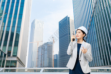 女性建筑工程师美女户外拿对讲机办公图片