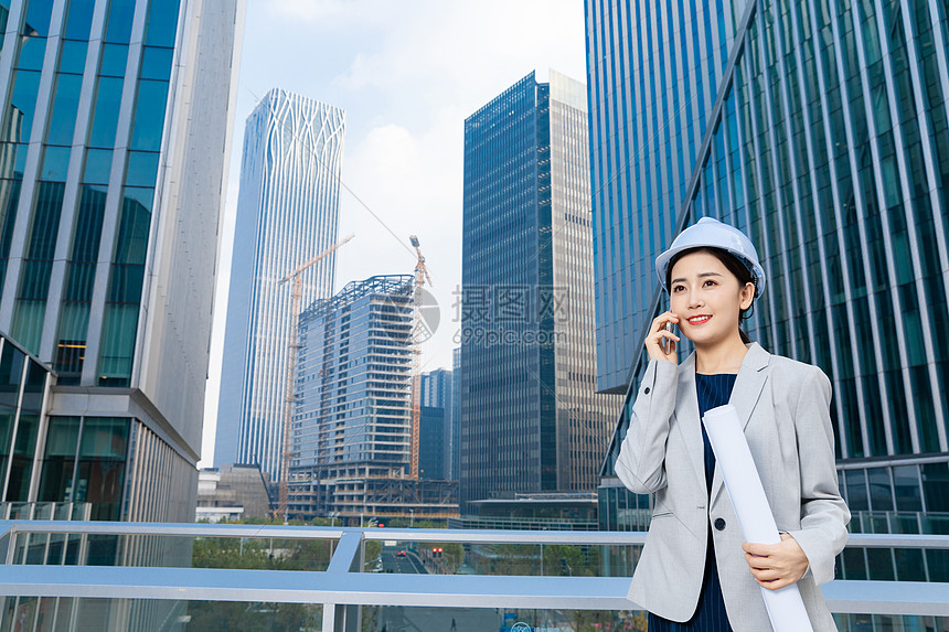 女性建筑工程师美女户外打电话办公图片