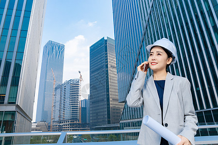 女性建筑工程师美女拿手机办公图片