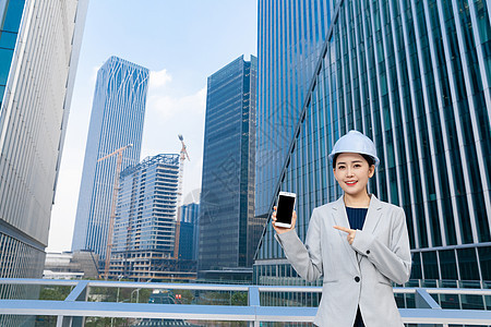 女性建筑工程师美女拿手机办公图片