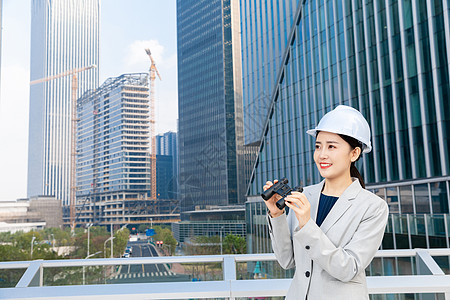 成熟美女女性建筑工程师美女拿望远镜背景