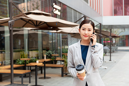 商务职业女性在户外打电话高清图片