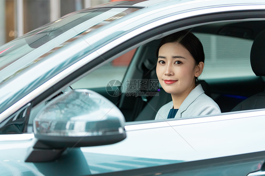 商务女性白领美女司机驾车