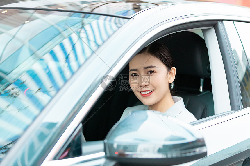 商务女性白领美女司机驾车
