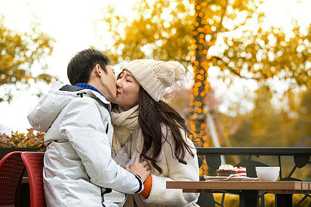 情侣拥抱冬季情侣街头接吻背景