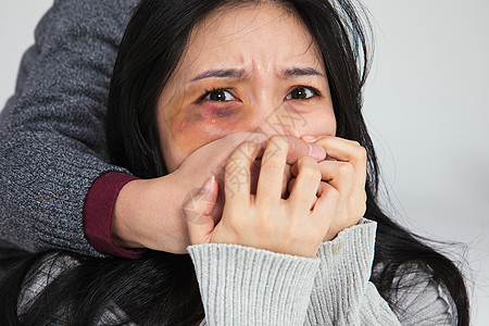 拿手机的女人被家暴的女人满脸淤青背景