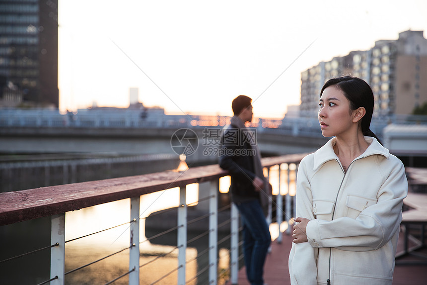 情侣户外吵架图片