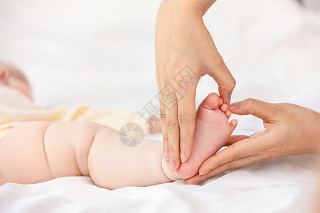 举着爱心女孩妈妈用宝宝脚比爱心背景
