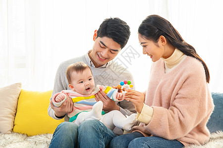 父亲与婴儿年轻爸妈陪宝宝玩玩具背景