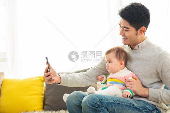 年轻爸爸和宝宝一起自拍图片