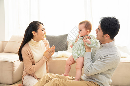 爸妈带宝宝游泳年轻爸妈和宝宝互动背景