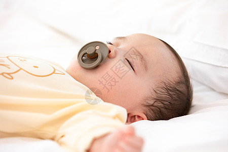 含奶嘴的婴儿睡觉高清图片