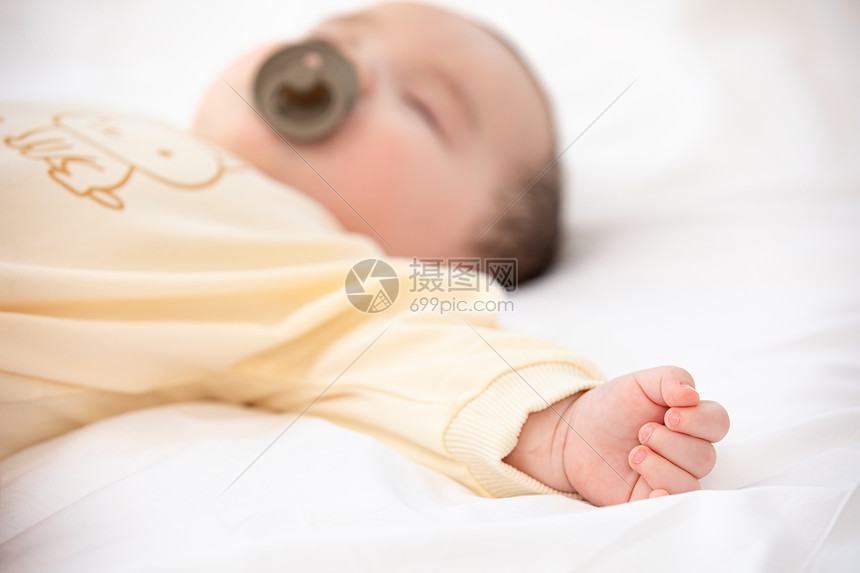 含奶嘴的婴儿睡觉图片