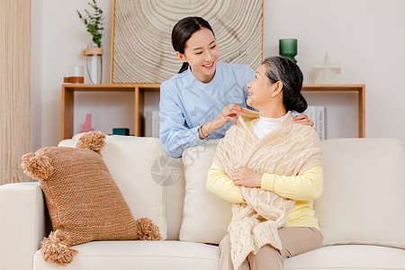 关爱女性护工陪伴老人背景