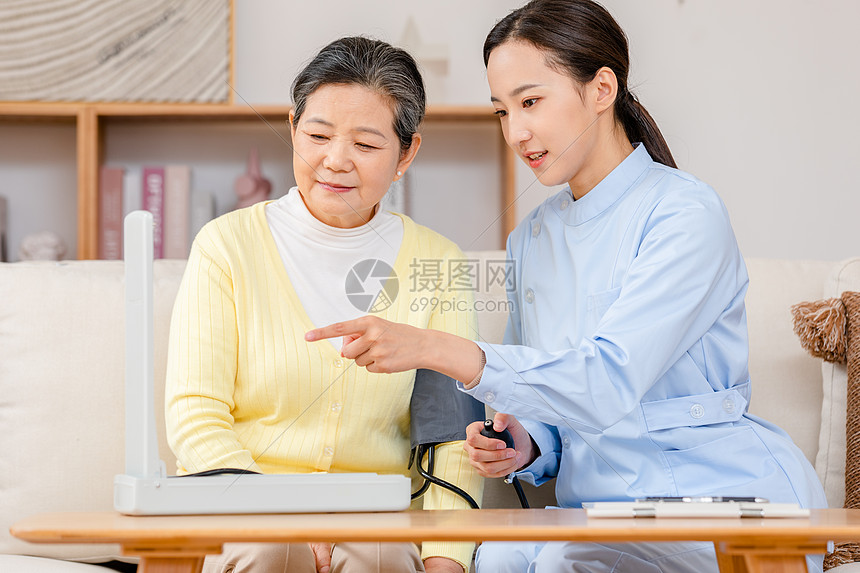 护工给老奶奶测量血压图片