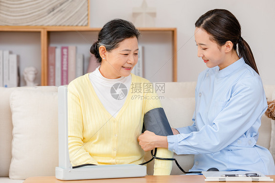 护工给老奶奶测量血压图片