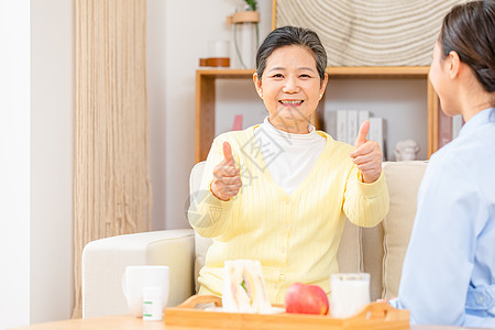 护工送早餐给老奶奶吃高清图片