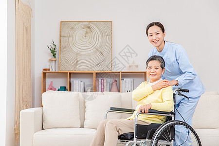 轮椅背景护工照顾坐在轮椅上的老奶奶背景