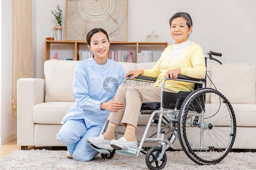 护工为坐在轮椅上的老奶奶腿部按摩图片