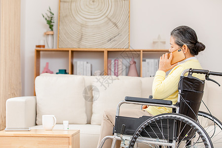老人沟通年迈老奶奶坐在轮椅上打电话背景