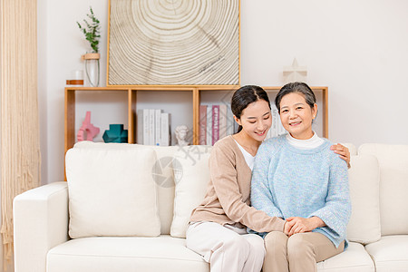 母亲和女儿坐在沙发上高清图片