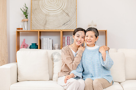母亲和女儿坐在沙发上老人高清图片素材