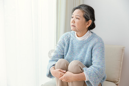 看着窗外的女人孤独的老奶奶看着窗外背景