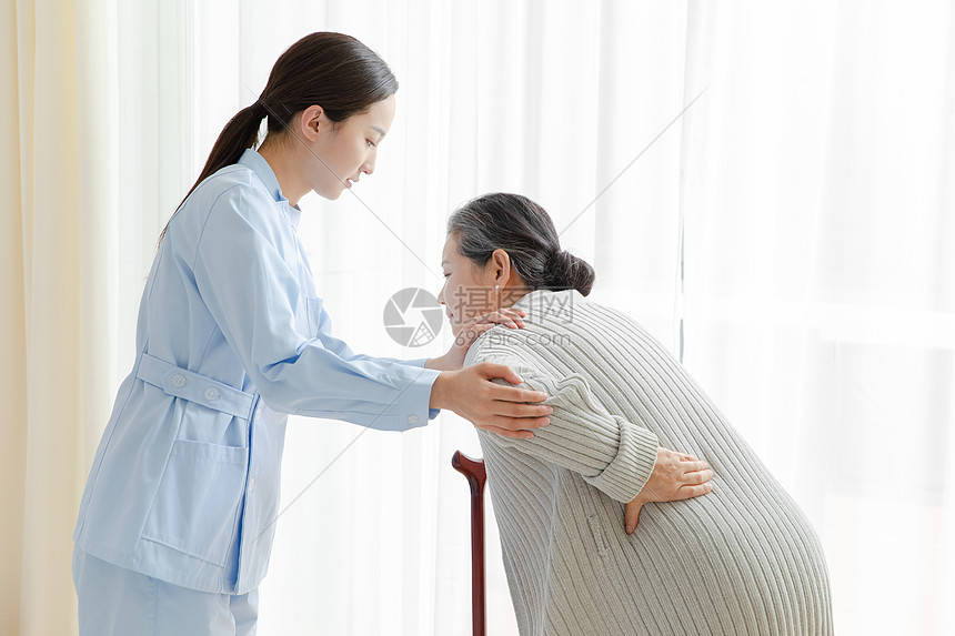 护工扶着拄着拐杖的老奶奶图片