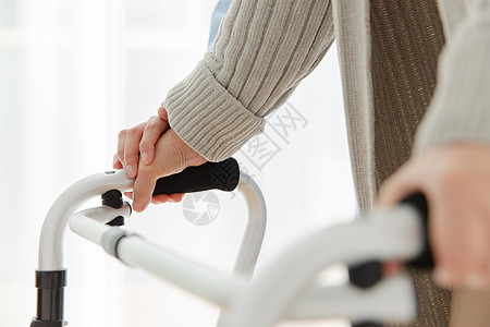 自行车把手老人做康复训练特写背景