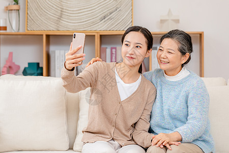 女儿与母亲在一起自拍图片