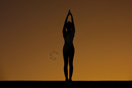 女性瑜伽夕阳剪影图片