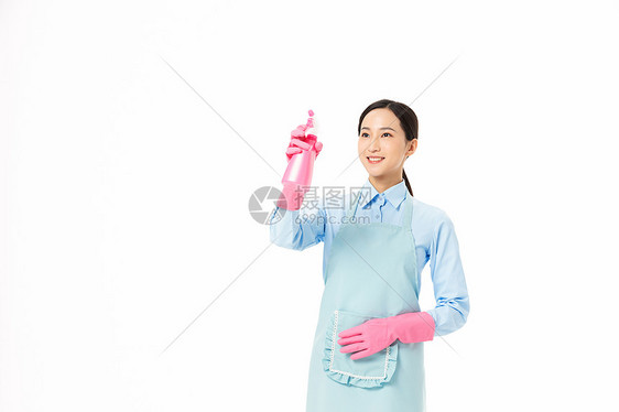 家政服务女性使用洒水器图片