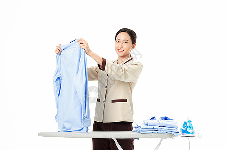 家政服务女性熨烫衣服图片