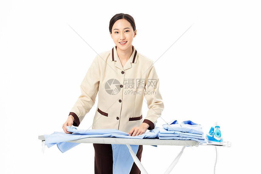 家政服务女性熨烫衣服图片