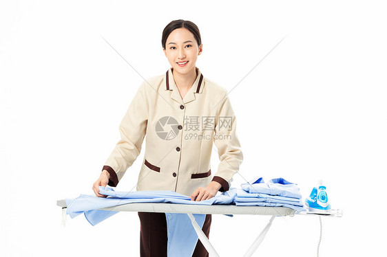 家政服务女性熨烫衣服图片