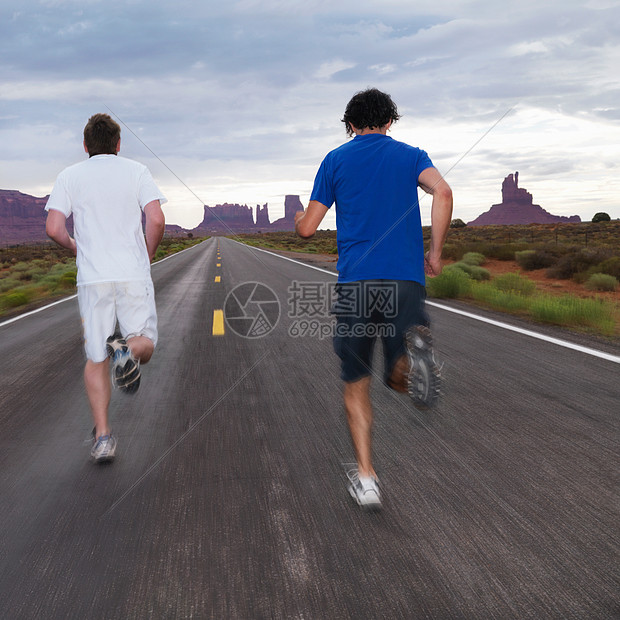 两个人在道路上慢跑