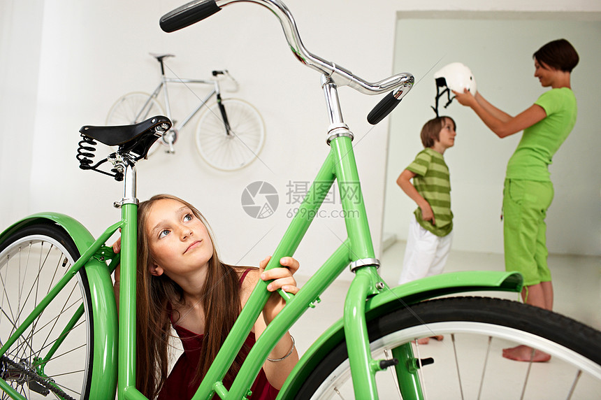 自行车店的女孩图片
