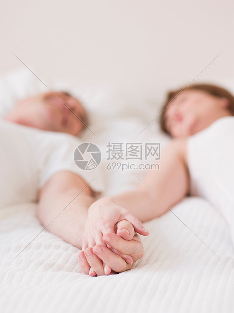 手牵着手的夫妇图片