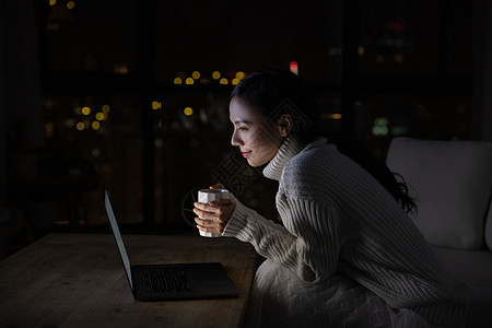 冬季居家女性深夜加班工作喝水图片