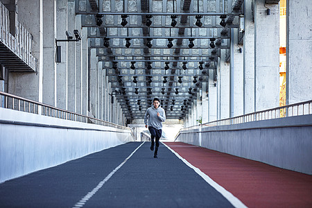 运动跑步年轻男士冬季跑步健身背景