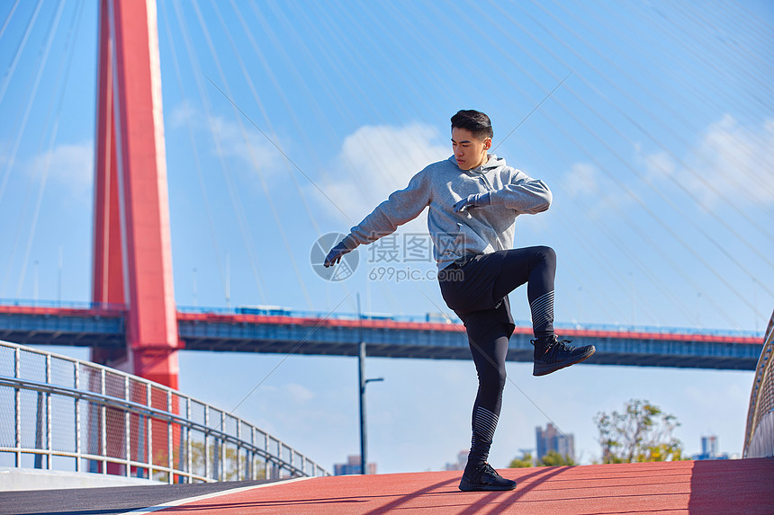 年轻男性户外运动拉伸图片