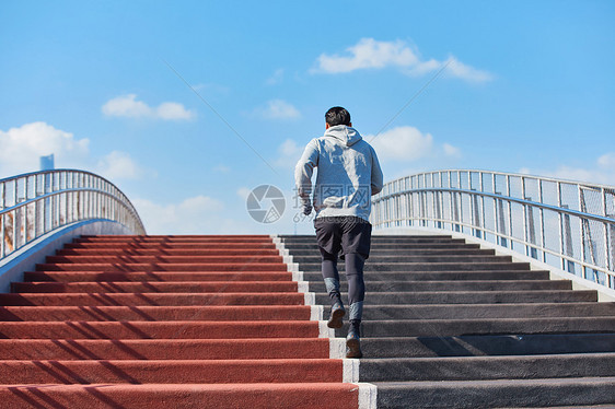 男青年户外跑步背影图片