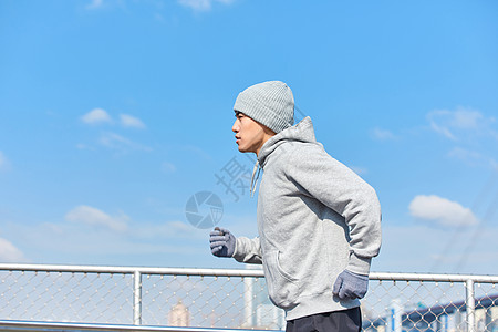 男青年冬季户外跑步图片