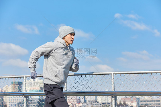 男青年冬季户外跑步图片