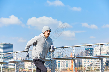 男青年冬季户外跑步图片